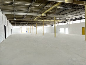 581-597 Trethewey Dr, Toronto, ON à louer Photo du bâtiment- Image 2 de 3