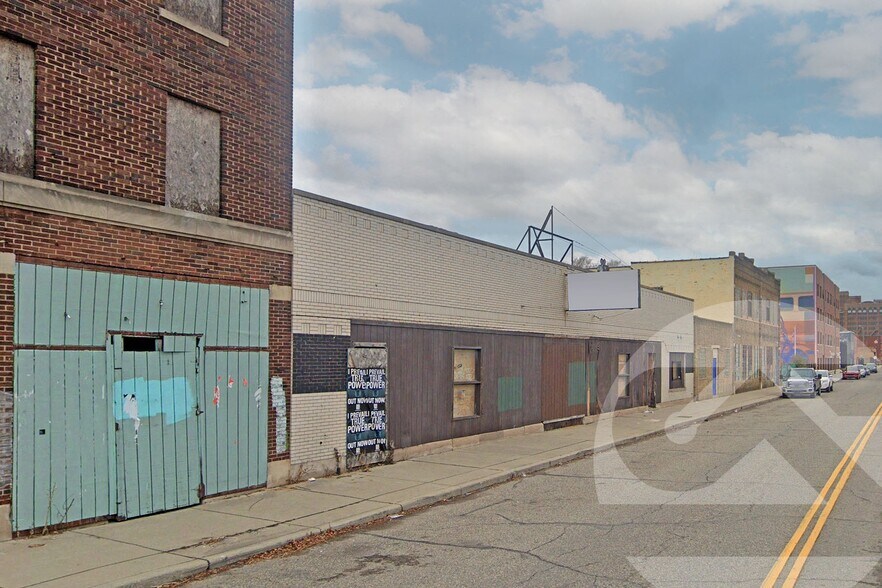 MILWAUKEE JUNCTION PORTFOLIO portefeuille de 8 propriétés à vendre sur LoopNet.ca - Photo du bâtiment - Image 2 de 4