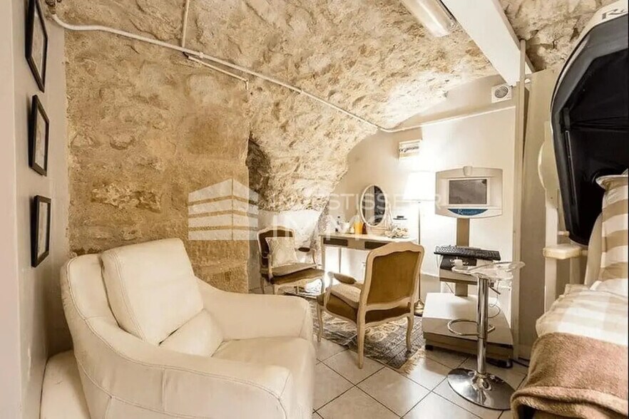 Retail in Saint-Cloud for lease - Interior Photo - Image 3 of 5