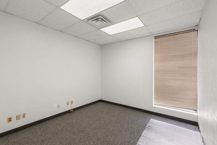 11126 Shady Trl, Dallas, TX for lease - Interior Photo - Image 3 of 6