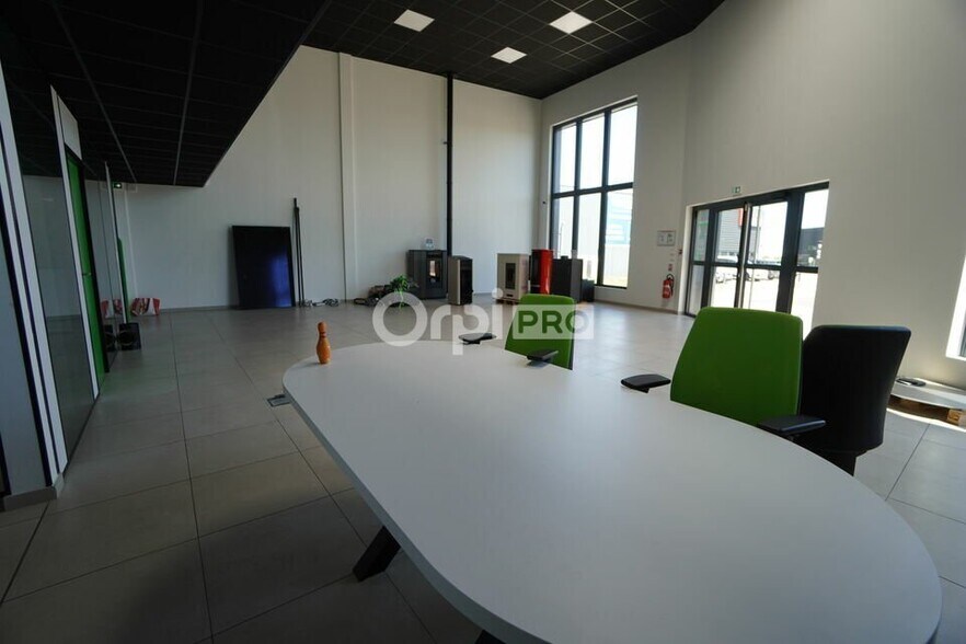 Retail in Quetigny for lease - Interior Photo - Image 1 of 6