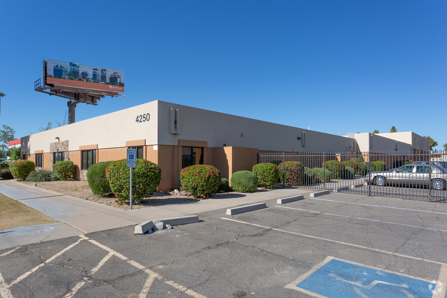 4250 E Broadway Rd, Phoenix, AZ à vendre - Photo principale - Image 1 de 10