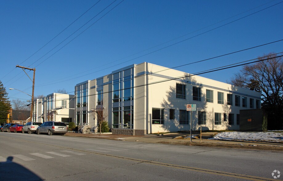 804 Pershing Dr, Silver Spring, MD à louer - Photo du bâtiment - Image 3 de 17