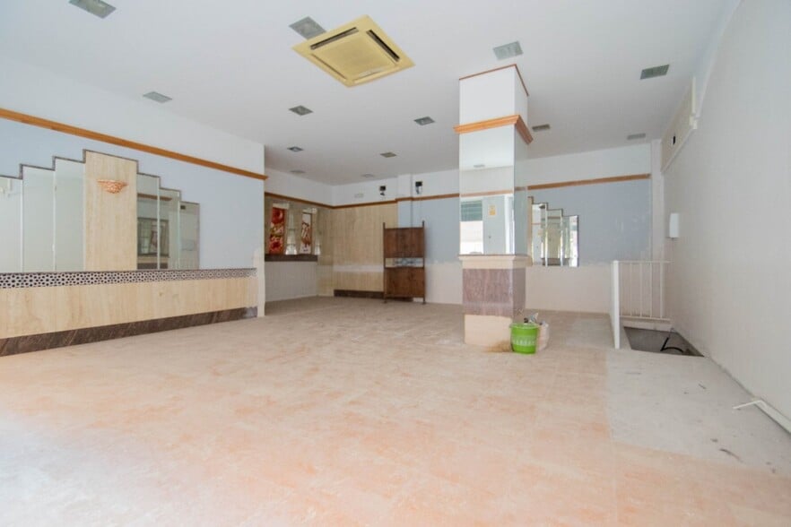 Retail in Granada, Granada for sale - Interior Photo - Image 2 of 27