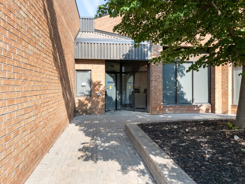 588 Edward Ave, Richmond Hill, ON à vendre - Photo du bâtiment - Image 2 de 26