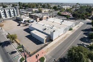 712 17th St, Bakersfield CA - Entrepôt