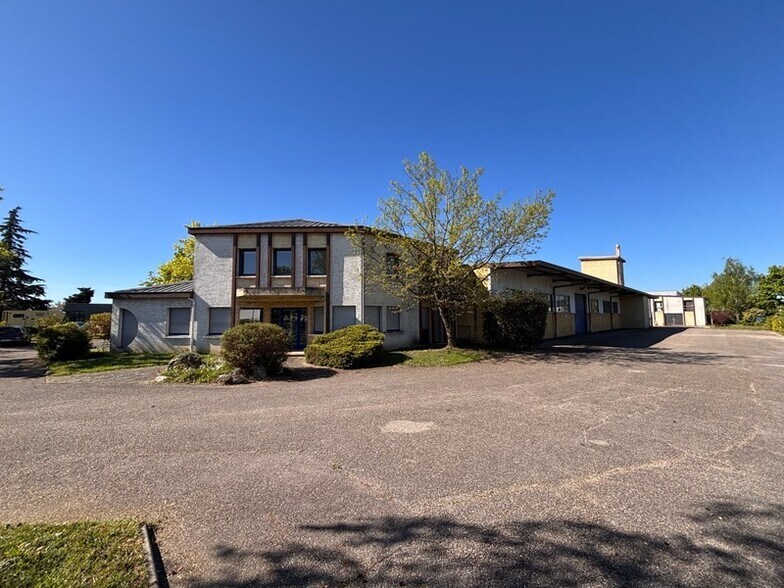 Industrial in Lentilly for lease - Building Photo - Image 1 of 11