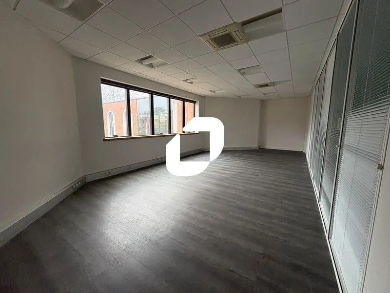 Flex in Jouy-en-Josas for lease Building Photo- Image 1 of 13
