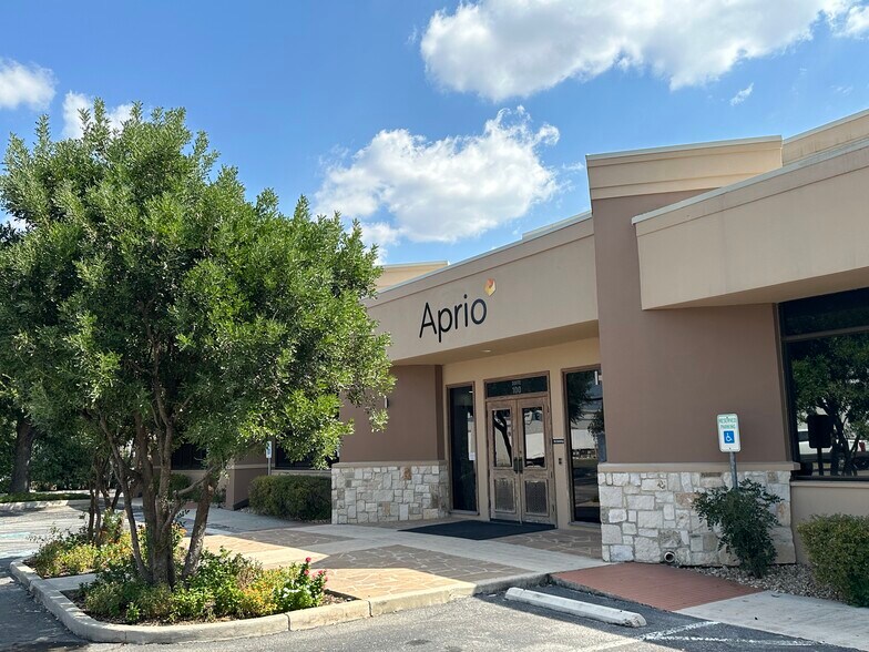 922 Isom Rd, San Antonio, TX à vendre - Photo du bâtiment - Image 1 de 1