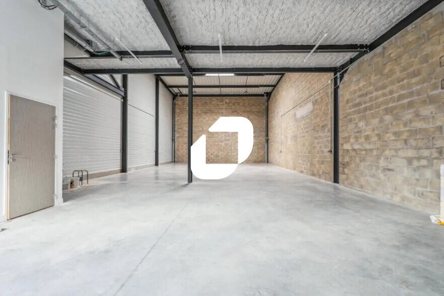 Office in Lieusaint for lease - Interior Photo - Image 2 of 12