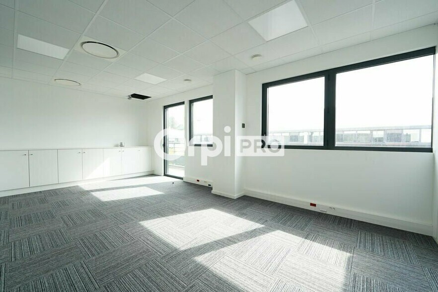 27 Chemin Des Peupliers, Dardilly for lease - Building Photo - Image 2 of 10