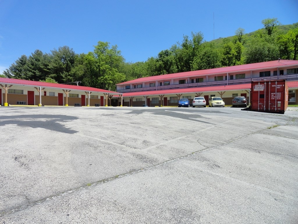 3206 E Cumberland Rd, Bluefield, WV for sale Primary Photo- Image 1 of 1