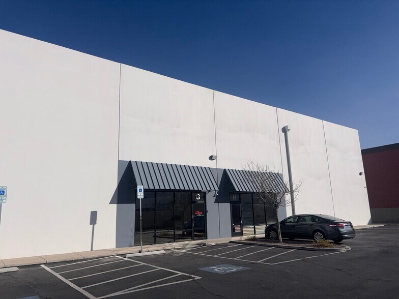 3245 E Patrick Ln, Las Vegas, NV à louer - Photo du bâtiment - Image 2 de 8
