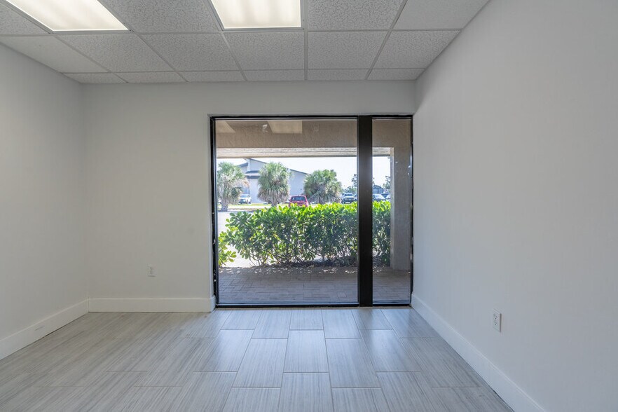 12795 Kenwood Ln, Fort Myers, FL for sale - Building Photo - Image 2 of 31