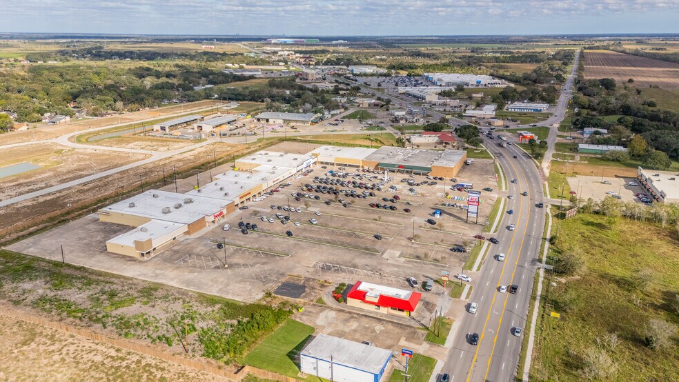 4000 7th St, Bay City, TX à louer - Aérien - Image 3 de 18