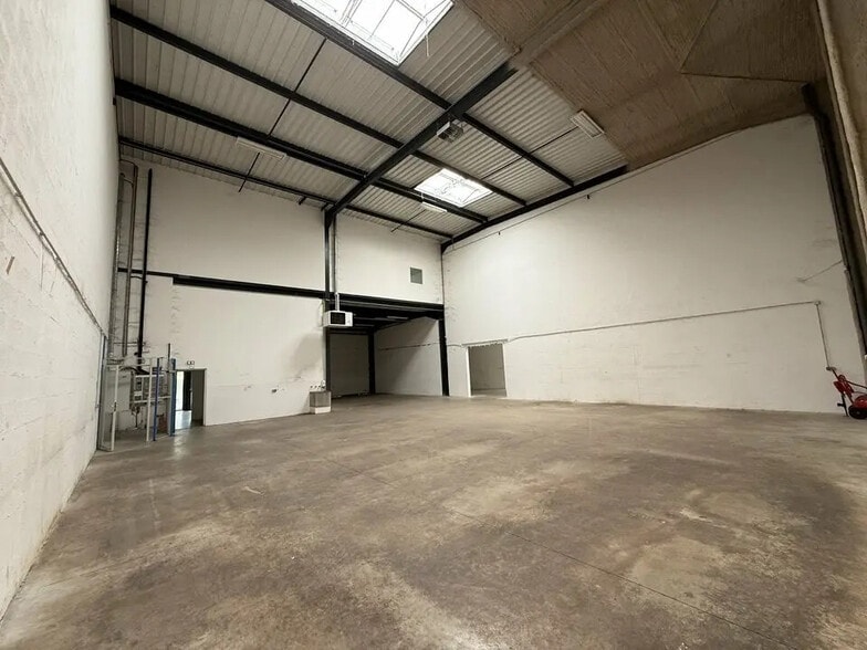 Flex in Saint-Denis for lease - Interior Photo - Image 2 of 14