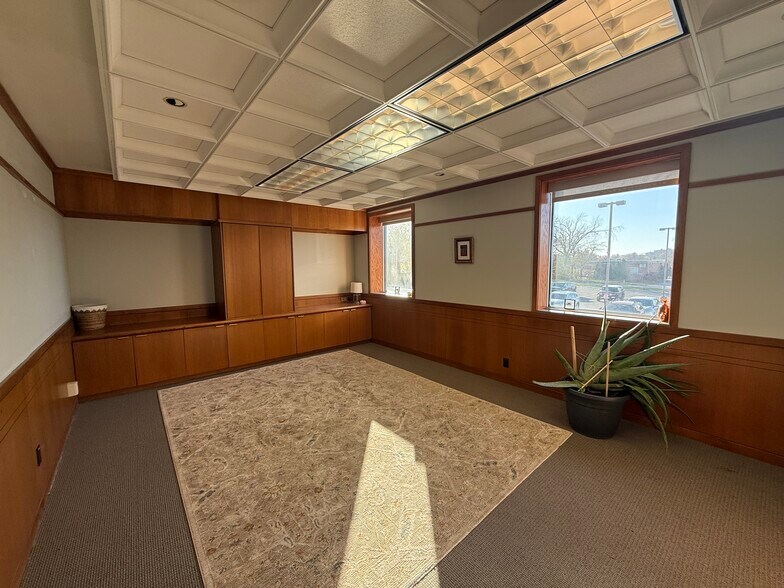 2720 1st Ave NE, Cedar Rapids, IA à louer - Photo du bâtiment - Image 2 de 18