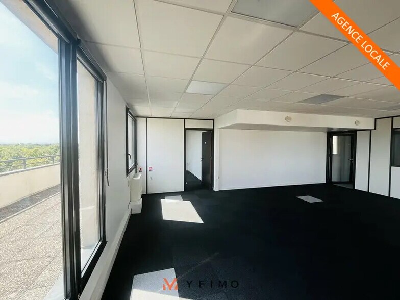 Office in Guyancourt for lease - Interior Photo - Image 1 of 4