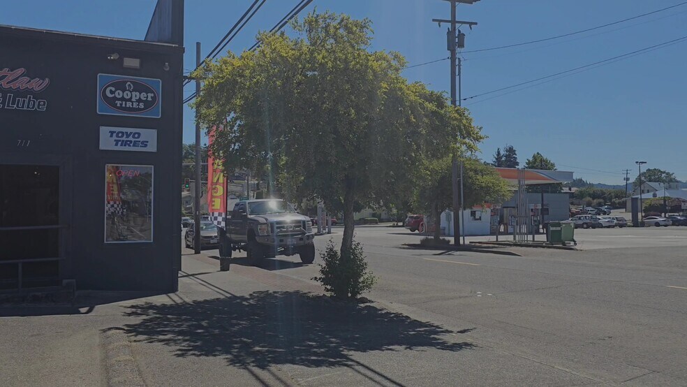 711 Spruce St, Myrtle Point, OR à vendre - Vidéo sur l’inscription commerciale - Image 2 de 12