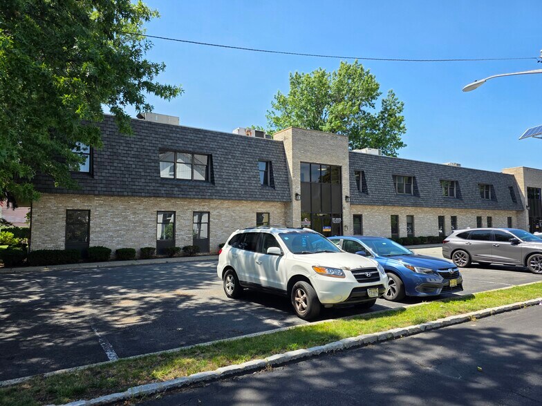 329 Belleville Ave, Bloomfield, NJ à louer - Photo du bâtiment - Image 3 de 22
