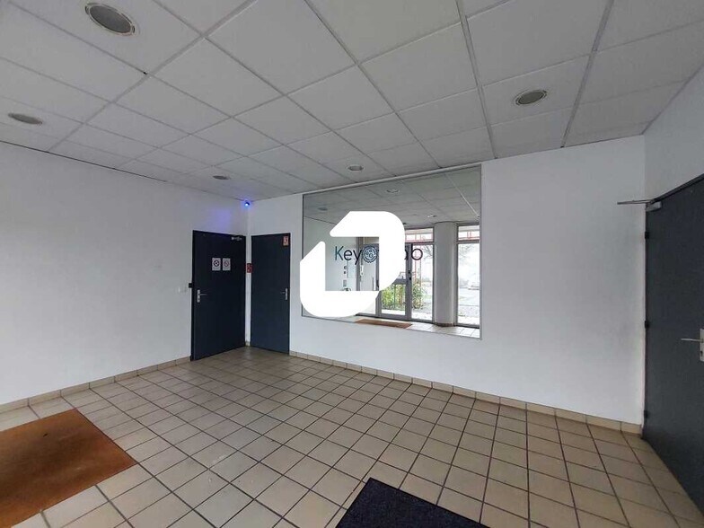 Flex in Trappes for lease - Interior Photo - Image 3 of 8