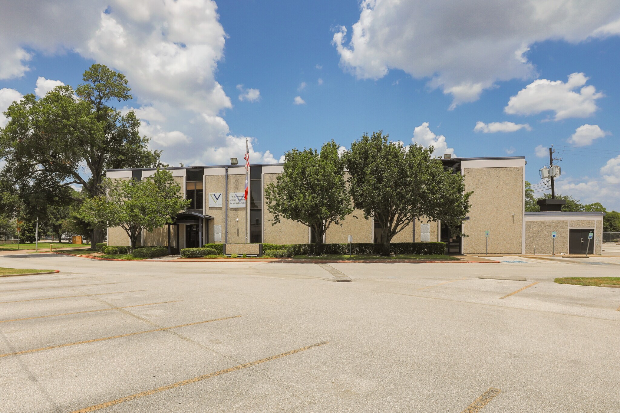 2122 E Governors Cir, Houston, TX à vendre Photo du bâtiment- Image 1 de 15