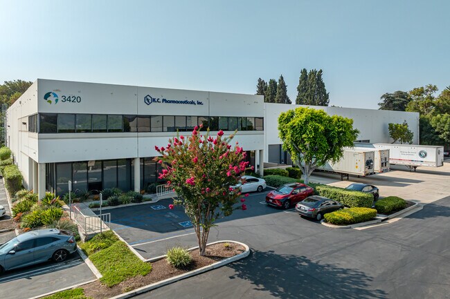 Plus de détails pour 3420 Pomona Blvd, Pomona, CA - Industriel à louer