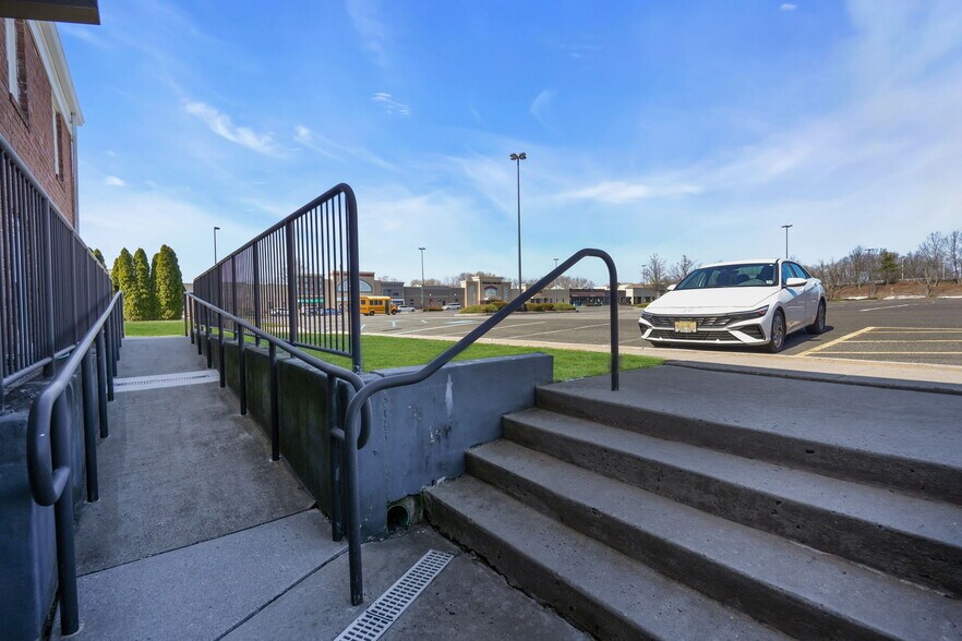 70 Schanck Rd, Freehold, NJ à louer - Photo du bâtiment - Image 2 de 43