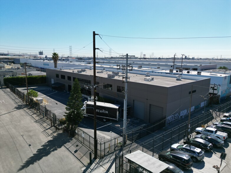2430-2438 E 11th St, Los Angeles, CA à louer - Photo du bâtiment - Image 2 de 15