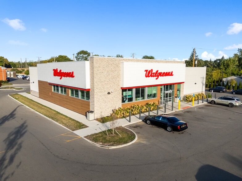 15840 W 12 Mile Rd, Southfield, MI for sale - Building Photo - Image 2 of 8