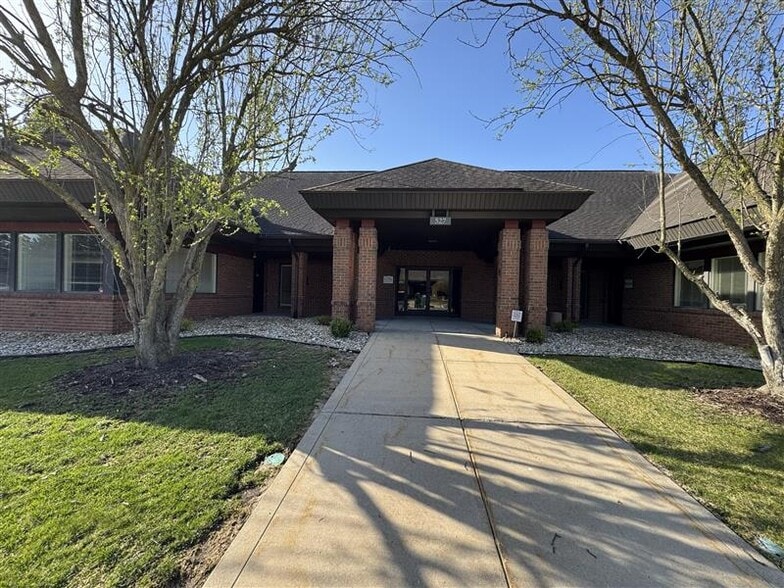 520 Park Place Cir, Mishawaka, IN for lease - Building Photo - Image 3 of 13