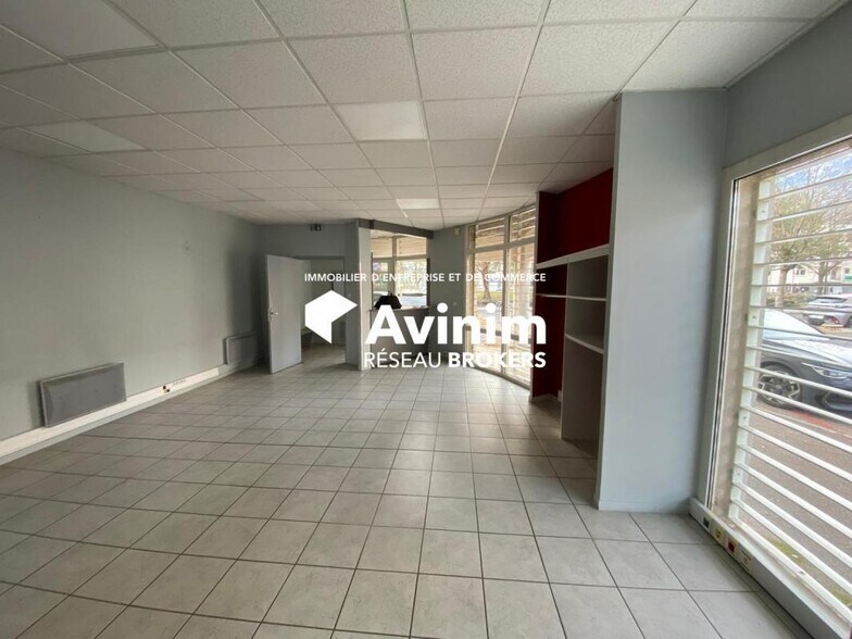 Retail in Fontaine for sale - Interior Photo - Image 3 of 9