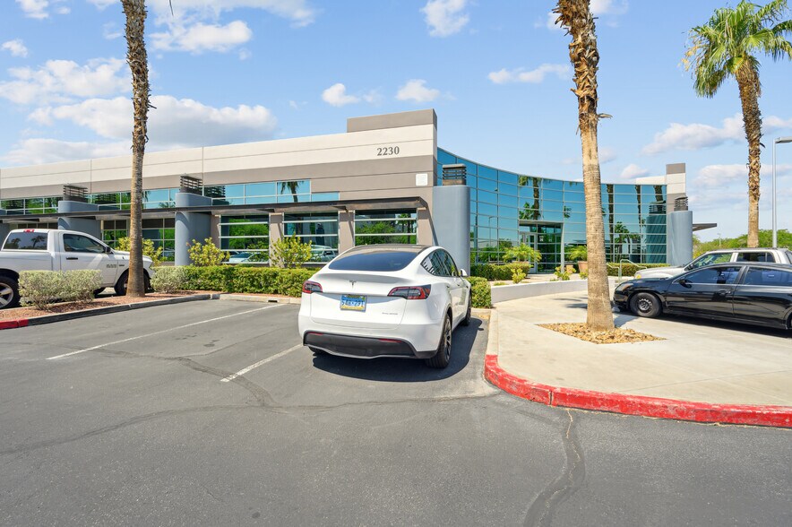 2230-2240 Corporate Cir, Henderson, NV à louer - Photo du bâtiment - Image 2 de 15