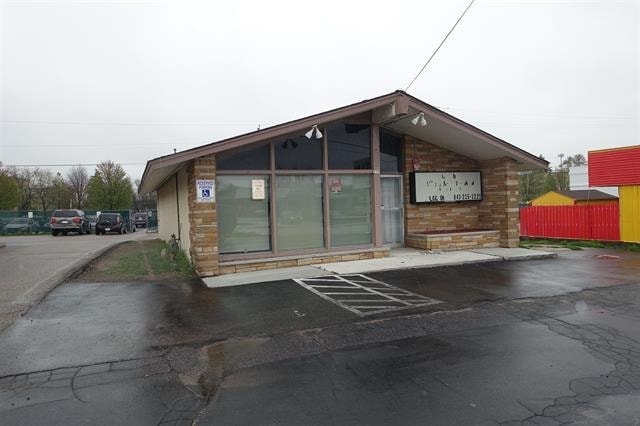 257 Division St, Stevens Point, WI for lease - Building Photo - Image 1 of 5