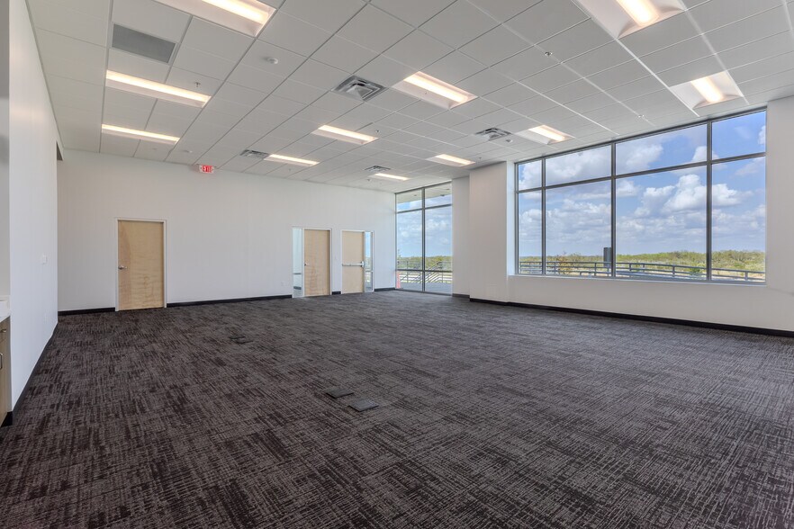 102 Man United St, Laredo, TX à louer - Photo du bâtiment - Image 3 de 5
