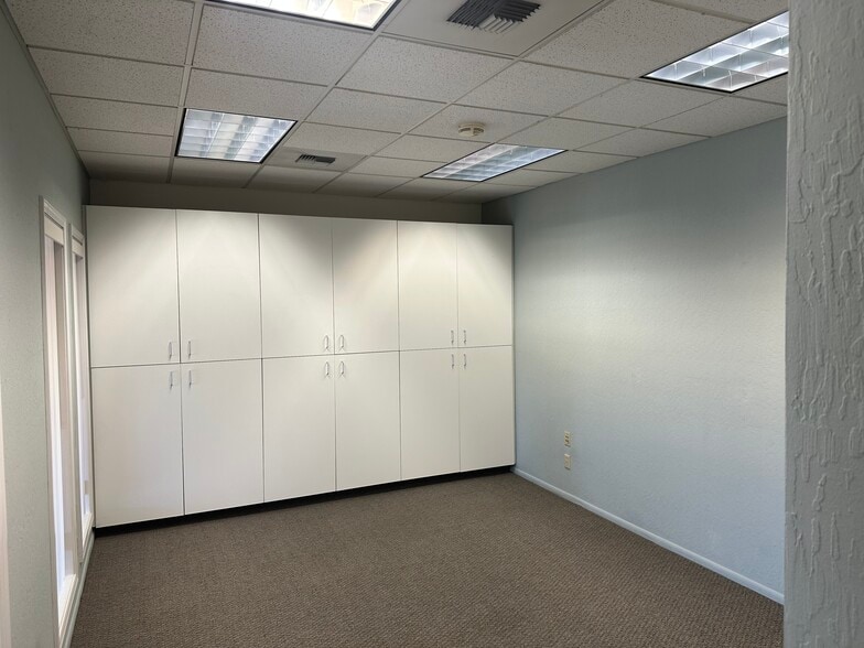 825-865 S Frankwood Ave, Reedley, CA for lease - Interior Photo - Image 2 of 12