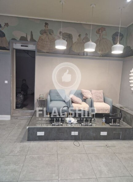 Retail in Paris for lease - Interior Photo - Image 2 of 4