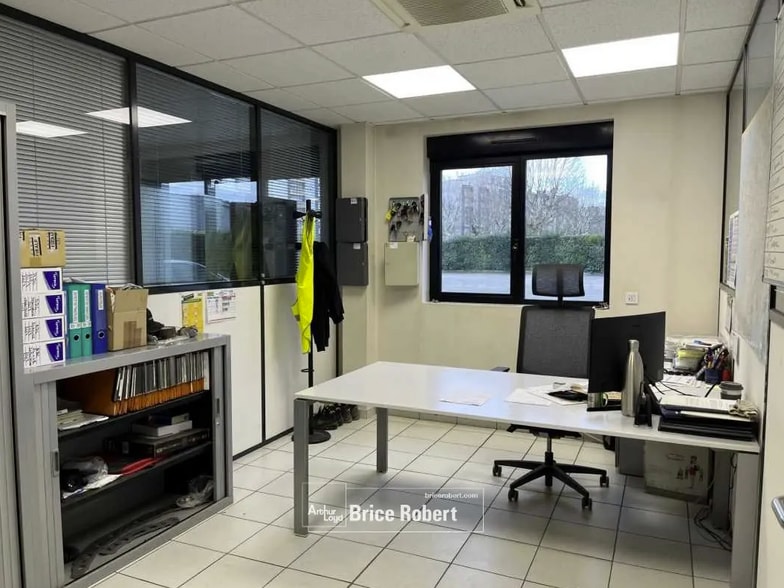 13 Boulevard Des Roses, Saint-Priest for sale - Interior Photo - Image 3 of 6