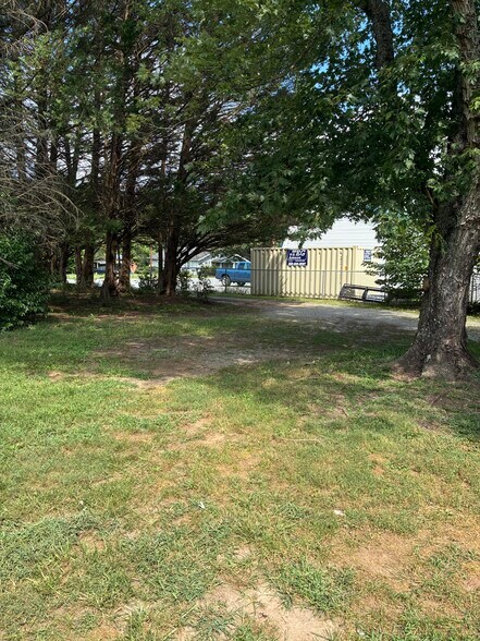 1109 W Main St, Yadkinville, NC à vendre - Photo du bâtiment - Image 2 de 12