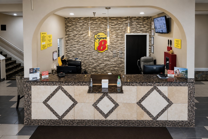 4321 N Corrington Ave, Kansas City, MO for sale - Lobby - Image 3 of 11
