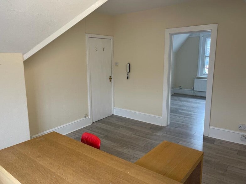 16-18 Pampisford Rd, Purley à louer - Photo du bâtiment - Image 2 de 9