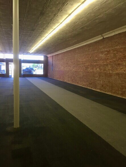 103 N Jackson St, Henderson, TX à vendre - Photo intérieure - Image 3 de 8