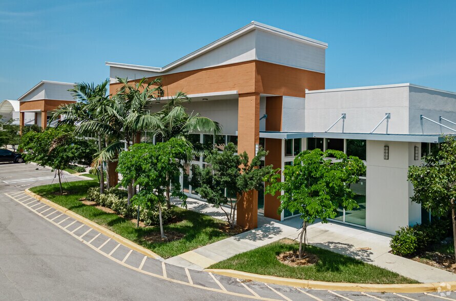 6510-6596 N University Dr, Tamarac, FL à louer - Photo du bâtiment - Image 3 de 23