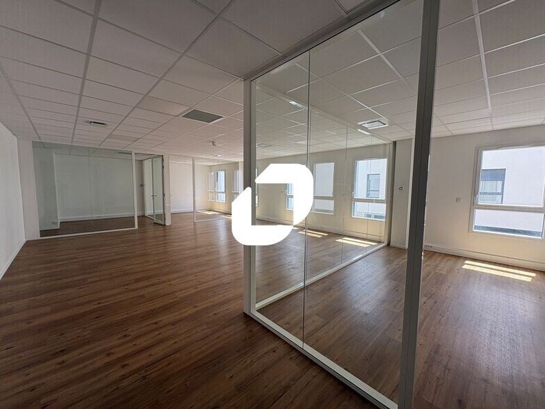 Office in Dardilly for lease - Interior Photo - Image 2 of 3