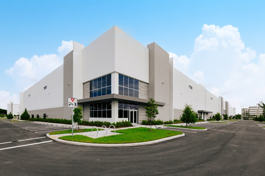 10547 NW 117th Ave, Miami, FL for lease - Building Photo - Image 2 of 2