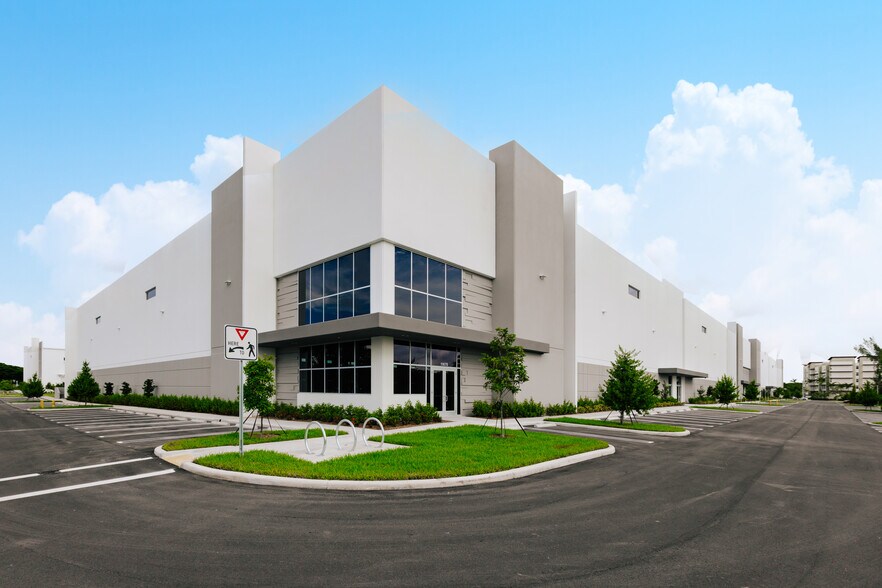 10547 NW 117th Ave, Miami, FL à louer - Photo du bâtiment - Image 3 de 3