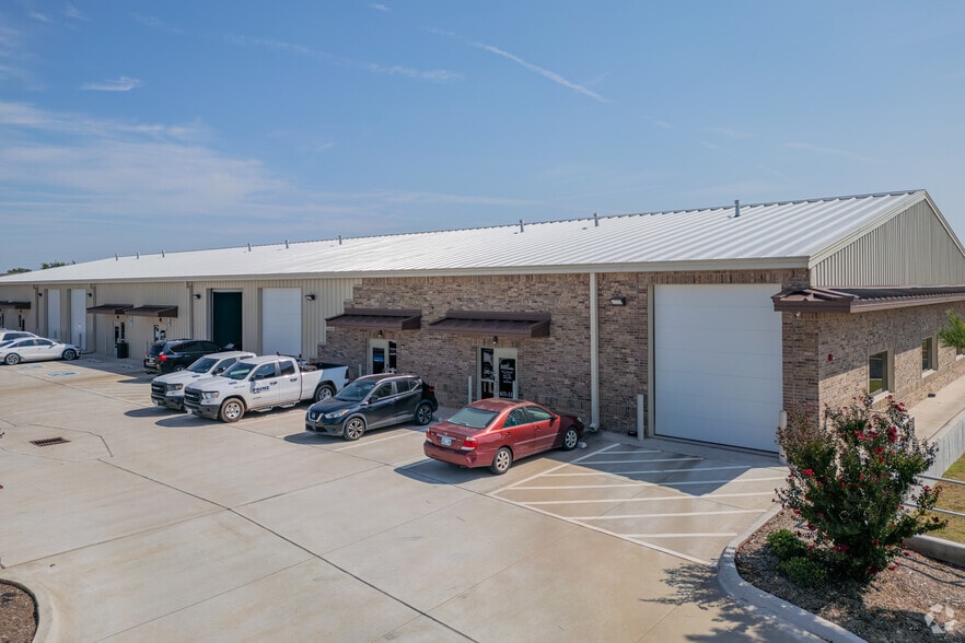 611 Hundred Oaks Dr, Edmond, OK for sale - Primary Photo - Image 1 of 5