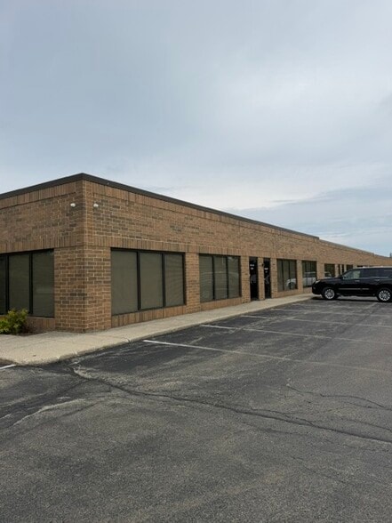 28835 N Herky Dr, Lake Bluff, IL à louer - Photo du bâtiment - Image 2 de 17