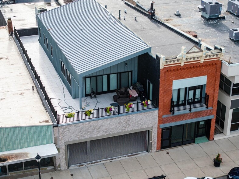 122 S Madison St, Port Clinton, OH for sale - Building Photo - Image 3 of 15