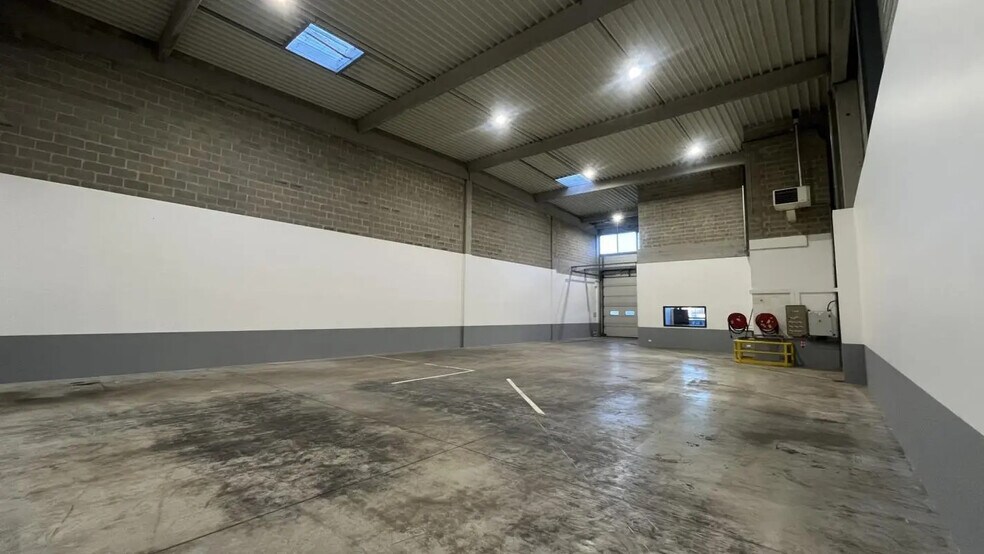 Industrial in Élancourt for lease - Interior Photo - Image 3 of 9